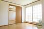 居室・リビング　大きなお窓にとても陽当り良好のお部屋が特徴的です。