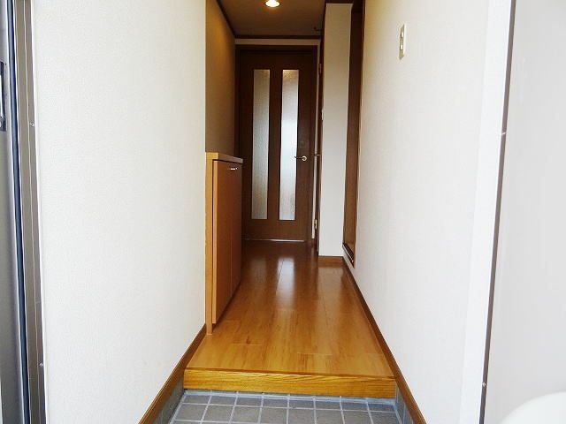 ＪＲ山陽本線 明石駅 バス乗車時間：15分 最寄りバス停で下車 徒歩4分 2階建 築24年の玄関写真