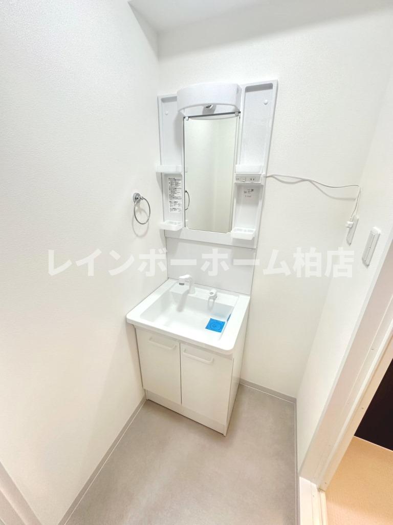洗面設備　明るい洗面所です