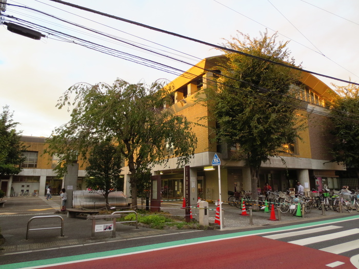 図書館　世田谷区立粕谷図書館（図書館）まで827m