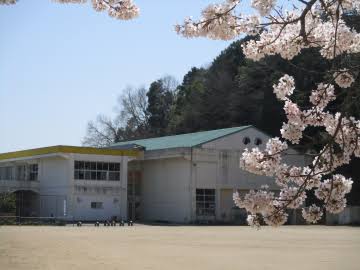 小学校　綾部市立西八田小学校（小学校）まで1903m