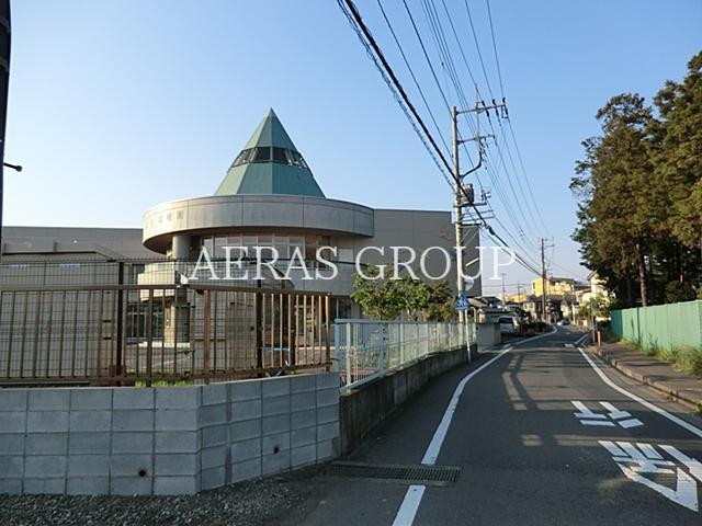 幼稚園・保育園　綾瀬こばと幼稚園（幼稚園・保育園）まで854m