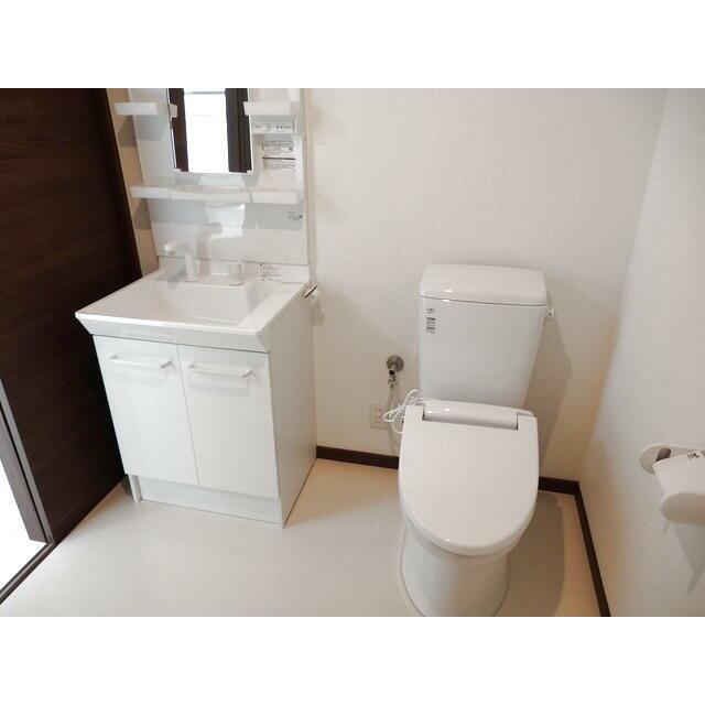 トイレ　温水洗浄便座。