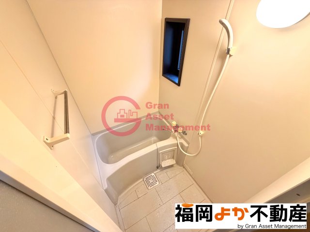 バス・シャワールーム　コンパクトで使いやすいお風呂です