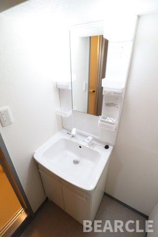 洗面設備　明るい洗面所です