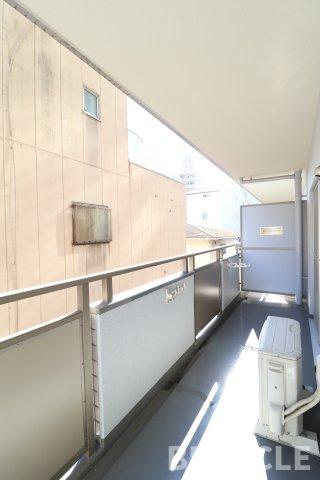 バルコニー　開放的で明るい空間を演出してくれるバルコニーです