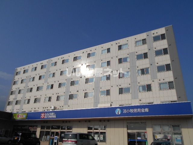 銀行　苫小牧信用金庫 沼ノ端支店（銀行）まで560m
