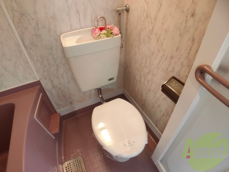 トイレ　トイレです。ユニットバスになってますのでコンパクト。