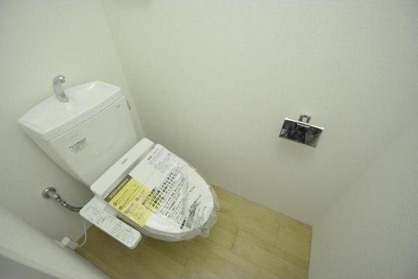 ＪＲ東海道本線 金山駅 徒歩8分 4階建 築8年のトイレ写真
