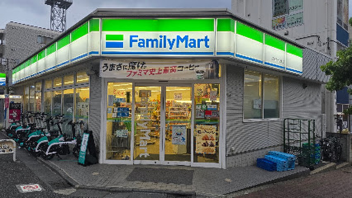 コンビニ　ファミリーマート 三軒茶屋駅前店（コンビニ）まで260m