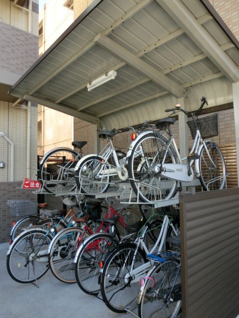 駐車場　屋根付き駐輪場
