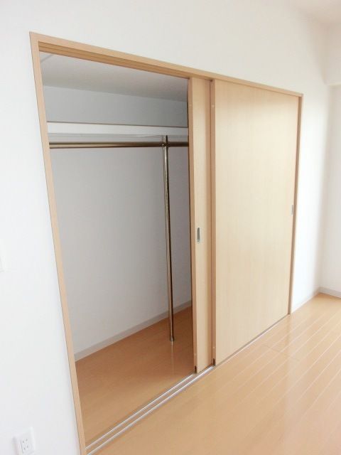 収納　広々としたクローゼット。