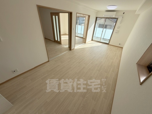 北大阪急行 江坂駅 徒歩9分 10階建 築1年の居間写真
