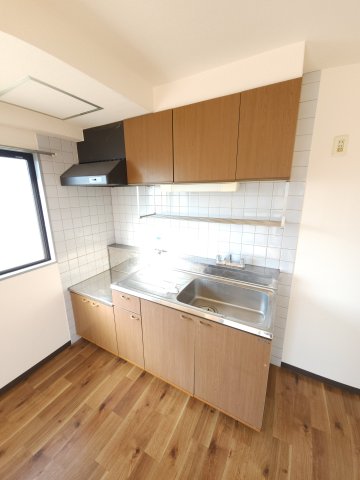 地下鉄今里筋線 瑞光四丁目駅 徒歩4分 6階建 築32年のキッチン写真