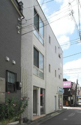 建物外観　鉄筋コンクリート造のがっちりとした建物。