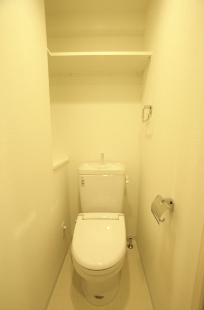 京急本線 大森海岸駅 徒歩4分 9階建 築16年のトイレ写真
