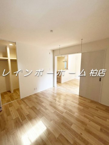 その他部屋・スペース　広くて明るい寝室