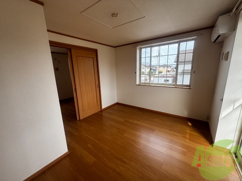 居室・リビング　６．８帖の洋室です。生活のメインとなる部屋ですね。