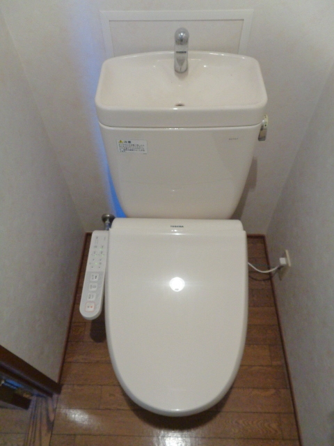 トイレ　トイレは嬉しい温水洗浄便座