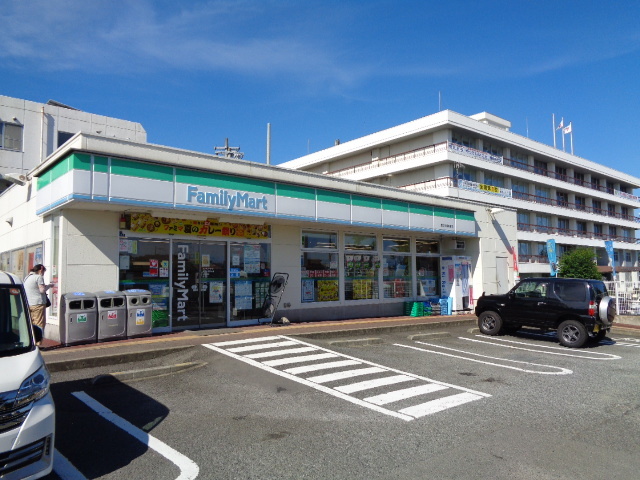 コンビニ　ファミリーマート秦野市役所前店（コンビニ）まで482m