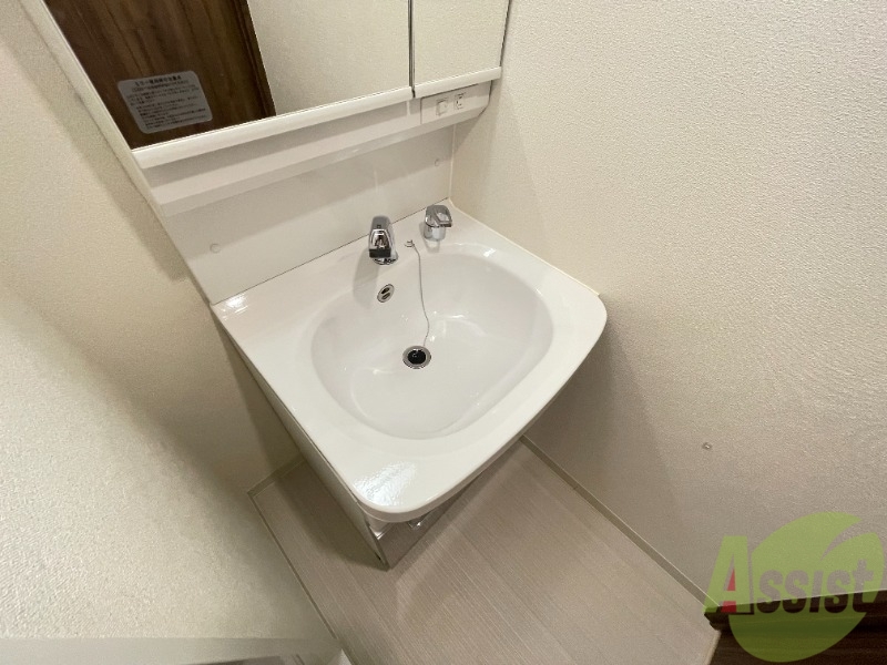 洗面設備　洗面用具も置けて朝の身支度にも便利