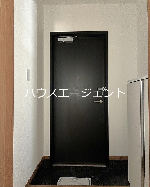 玄関　広々シューズボックス付きの玄関です※参考画像