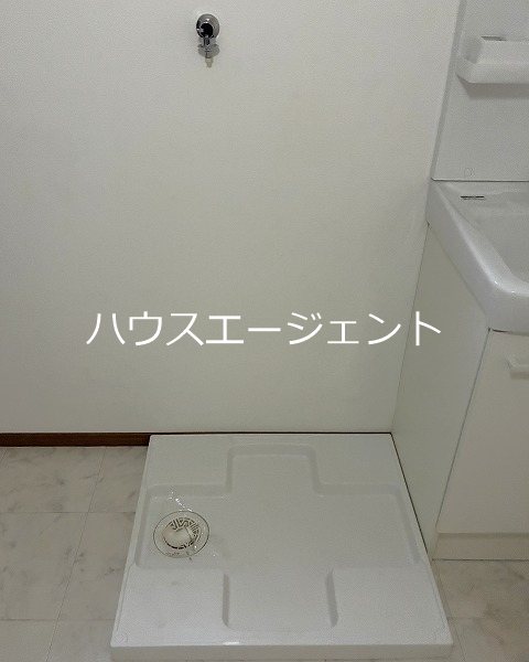 洗面設備　洗濯機置場は室内にございます。※参考画像