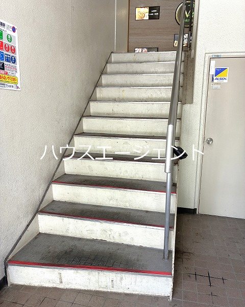 ロビー　上階への行き来は階段です。