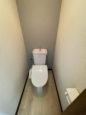 トイレ　落ち着いた色調のトイレです