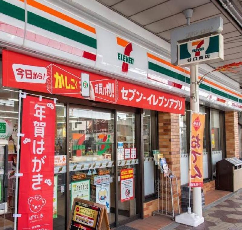 コンビニ　セブンイレブン（コンビニ）まで72m