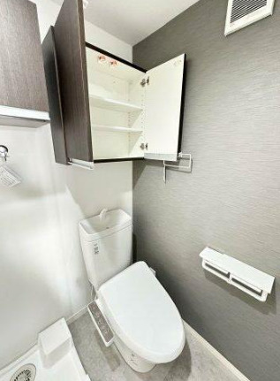 トイレ　トイレにも収納スペースあり