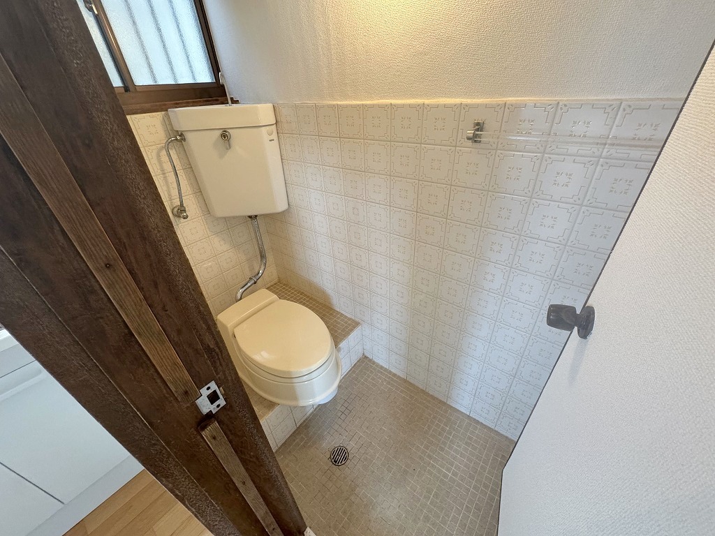 近鉄奈良線 瓢箪山駅 徒歩7分 2階建 築47年のトイレ写真