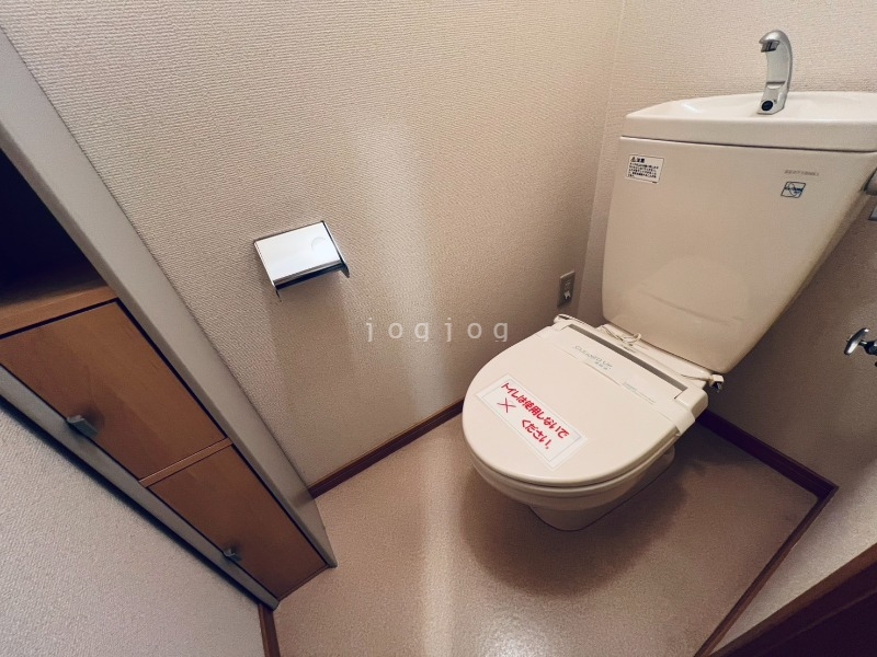 トイレ　嬉しい温水洗浄便座付きのトイレです。