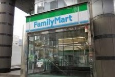 コンビニ　ファミリーマート 旧厚生年金会館前店（コンビニ）まで133m