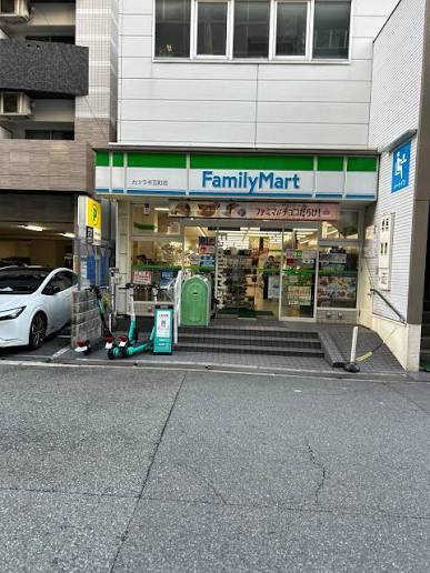 コンビニ　ファミリーマート瓦屋町二丁目店（コンビニ）まで104m