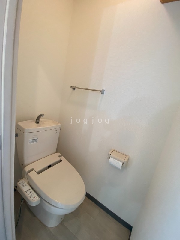 トイレ　嬉しい温水洗浄便座付きのトイレです。