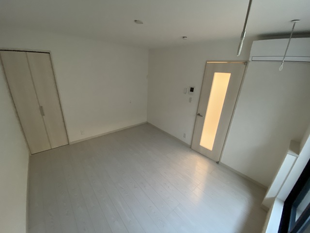 居室・リビング　真っ白なお部屋がオシャレです。