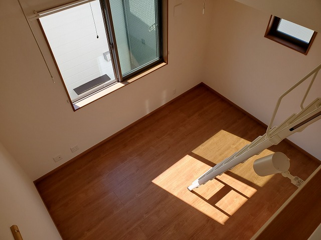 居室・リビング　ロフトから見た居室。明るい南西角部屋になります。