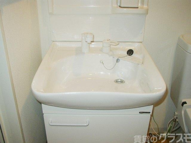 洗面設備　洗面から化粧まで！朝の支度に役立つ洗髪洗面化粧台付きです。