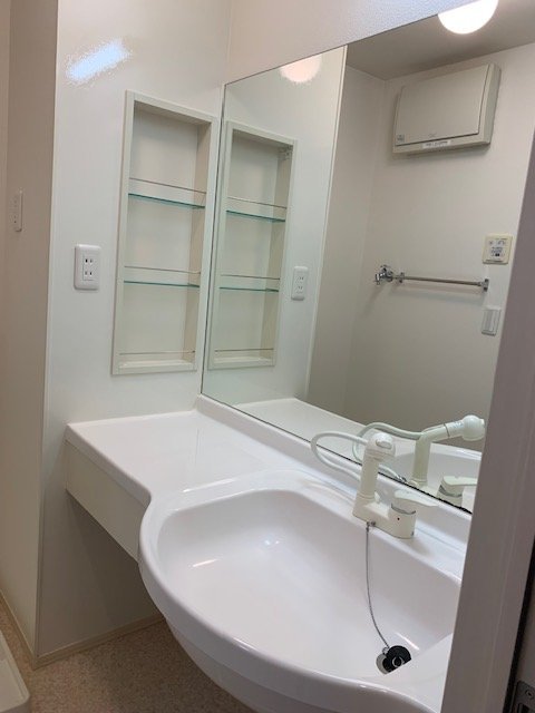 洗面設備　鏡の大きいカウンタータイプの洗髪洗面化粧台