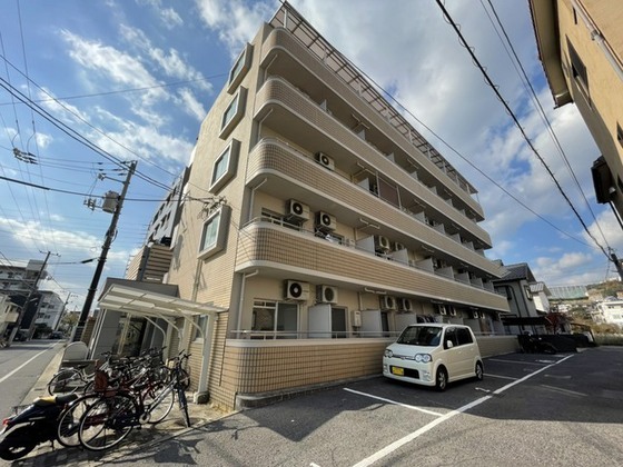 広島市西区古江新町のマンションの建物外観