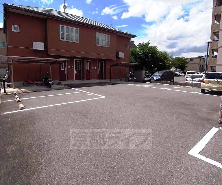 【京都市右京区梅津中村町のアパートの駐車場】