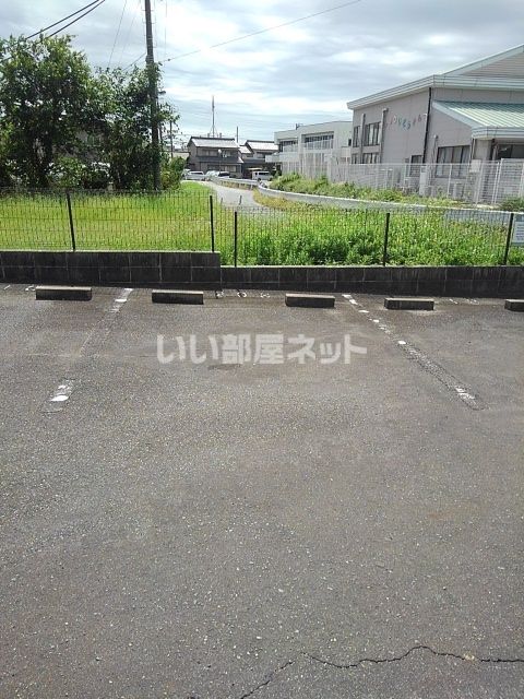 【セジュール学園通の駐車場】