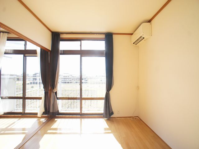 居室・リビング　快適に過ごせるエアコンが付いています♪