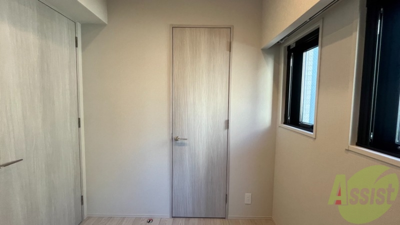 収納　洋室にある収納です。ドア式になっています。