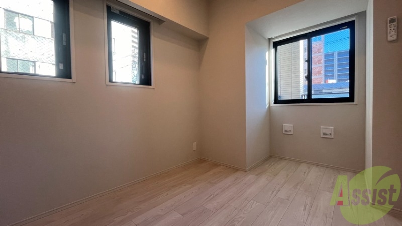 その他部屋・スペース　５帖の洋室です。小窓もあり、光が差し込んできます。