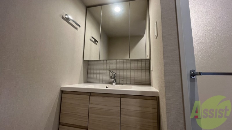 洗面設備　洗面台です。鏡が大きく、準備がしやすそうです。