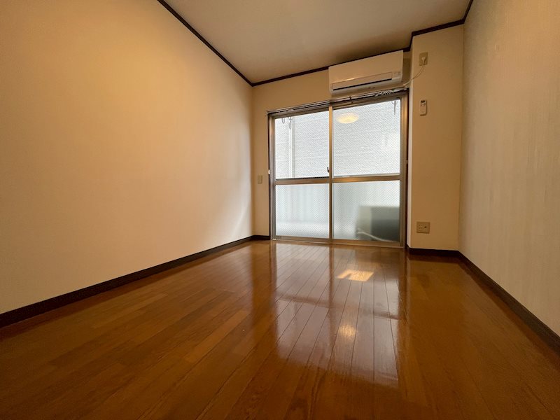 居室・リビング　南向きで明るい日差しが差し込みます。