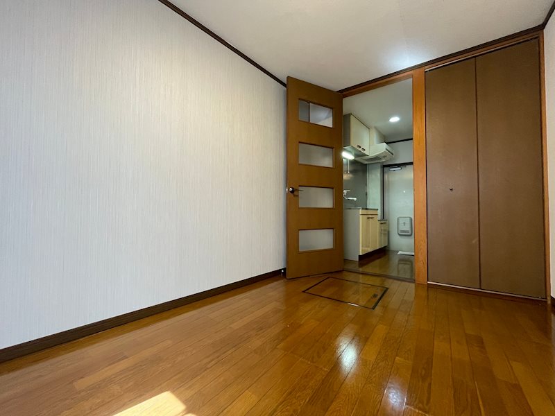 その他部屋・スペース　白い壁にダークカラーの建具が落ち着いた雰囲気です。