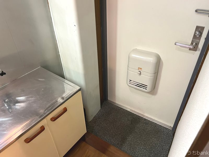 玄関　スッキリした玄関にはドアポストがあります。